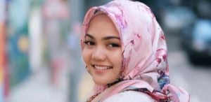 Unggah Foto Ini, Rina Nose Buka Hijab?