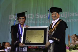 Susi Orang Ketiga Sandang Gelar Doktor HC dari ITS Surabaya