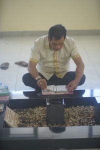 Bikin Haru.. Di Makam Ibu, NH Tertunduk Meneteskan Air Mata…