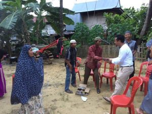 Bersandal Jepit, Cawagub Sulsel Ini Berbaur dengan Warga Desa