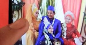 Heboh! Pengantin Pria Bersanding dengan 3 Istri di Satu Panggung Resepsi
