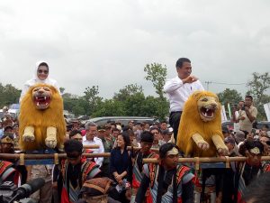 Ketika Mentan Amran Diarak Naik Sisingaan di Subang