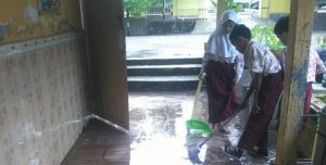 Murid SD di Pangkep Harus Bersihkan Lumpur Sebelum Belajar