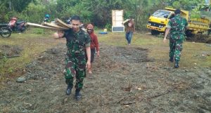 Tentara dan Masyarakat Bangunkan Rumah Seorang Veteran Perang