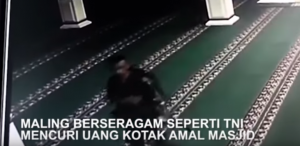 Astagfirullah! Oknum Prajurit TNI Terciduk Curi Kotak Amal, Ini Videonya…