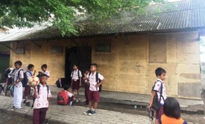 Bupati Janji Ganti Bekas Kandang Kerbau dengan Sekolah Baru