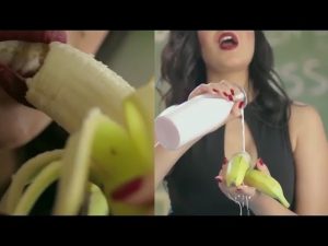 Akibat Adegan Makan Pisang, Penyanyi Mesir Dipenjara 2 Tahun