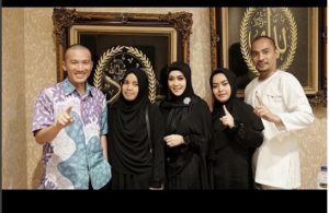 Syahrini Mengidolakan Felix Siauw dan Abdul Somad, Cebong Pada Kepanasan