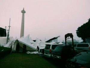 Tenda Perayaan Tahun Baru di Monas Hancur