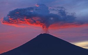Gunung Agung Kembali Erupsi, Tinggi Abu Mencapai 2,5 Km