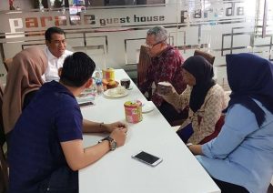Menteri Pertanian Ngopi Bareng Pengemis di Warkop