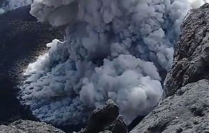 Saat yang Lain Mengungsi, Pria Ini Nekat ke Puncak Gunung Agung