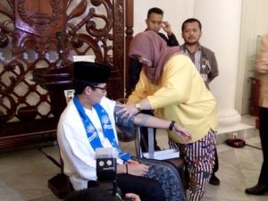 Ekspresi Sandiaga Uno Saat Disuntik Vaksin Difteri