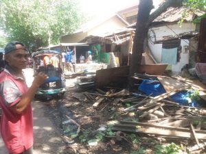 Pohon Tumbang Rubuhkan Lapak, Pemilik Nyaris Tewas