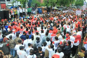 Usai Antar IYL-Cakka, Relawan Pungut Sampah di Jalan