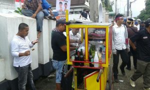 Pedagang Asongan “Ketiban Rejeki” di Pendaftaran IYL-Cakka