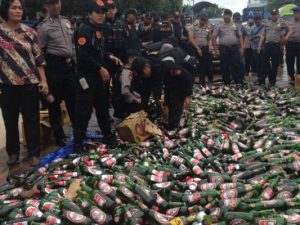 Cabjari Pelabuhan Musnahkan Ribuan Botol Miras