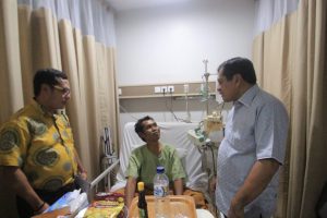 Sosok Bersahabat, NH Besuk Kader Golkar Makassar di RS Awal Bros