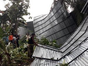 Delapan Rumah Beserta Masjid dan Sekolah Diterjang Puting Beliung