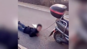 Curi Tabungan, Ibu Seret Anaknya Pakai Motor
