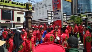 Protes Rekannya Dipukul, RT/RW Demo di Mapolrestabes