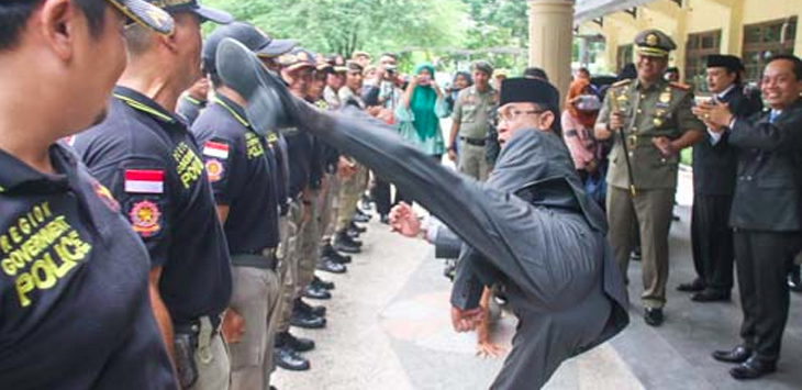 Seperti Film Kung Fu, Tendangan Wali Kota Mataram Mendarat di Wajah Anggota Sat Pol PP