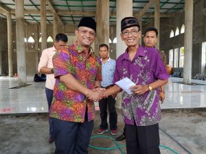 DBR Beri Bantuan 50 Sak Semen Masjid Raya Baitul Rahman Peneki