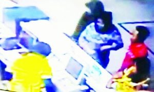 Aksi Jambret Wanita Berhijab Terekam CCTV