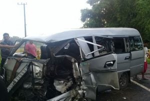 Minibus Hancur Hantam Jembatan, Untung Penumpang Cuma Lecet