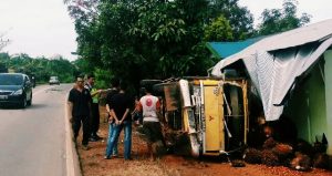 Ban Truk Pecah, Satu Rumah Diseruduk sampai Berantakan