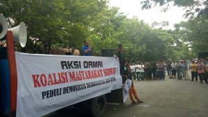 Karena Kasus Resi DoaMu, Dua Tim Sukses Demo KPU Sidrap