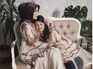 Istri Berhijab, Dinyinyir Netizen, Arei Untung Bilang Begini