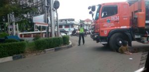 Nenek Terlindas Truk, Untung Selamat dari Maut