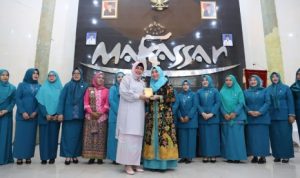 Semen Tonasa Wakafkan 4.000 Alquran