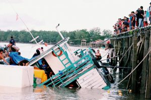 Dramatis, Kapal Terbalik saat Bongkar Barang di Dermaga