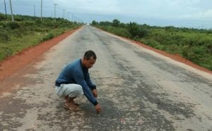 Apa Ini! Baru Sebulan Dibangum, Aspal Jalan Sudah Terkelupas