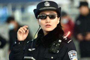 Kacamata Polisi Tiongkok Dilengkapi Perangkat Mirip Smartphone
