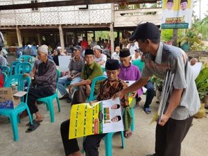 Sosialisasi di Desa Abbanuangnge, Tim BARAKKA Bagi-bagi Souvenir