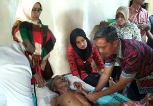 Warga Lansia Sakit, Bupati Cantik Indah Jemput Langsung di Rumah