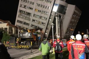 Hotel Ambruk Diguncang Gempa, Dua Tewas, Ratusan Terluka