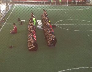 Tunda Pertandingan, Peserta Shalat Berjamaah di Lapangan Futsal