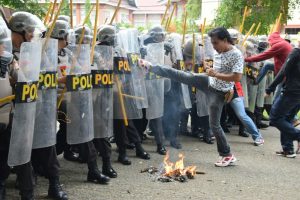 Memanas, Kantor KPU Bone Diserbu Pendukung Paslon Rizalul Umar-Andi Mappamadeng