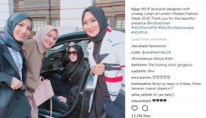 Bareng Desainer Indonesia, Lindsay Lohan Berbusana Muslim Hitam