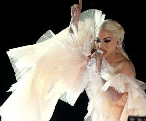 Lady Gaga Batalkan Sisa Konser Tur Eropa karena Sakit