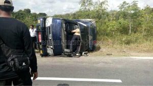 Mobil Pembawa Uang BI Terbalik, Dua Polisi Luka Parah