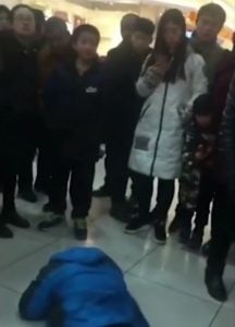 Marah Putrinya Digoda, Ayah Tampar Si Pedofil di Supermarket