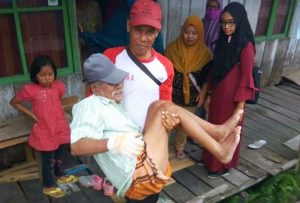 Pedagang Berkursi Roda Panen Pujian dan Bantuan Setelah Viral