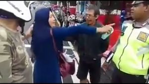 Aduh… Gak Cuma Gigit, Emak-emak Juga Sawer dan Pukul Polisi