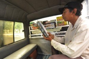 Sopir Buat Perpustakaan di Angkot, Tersedia Puluhan Buku dan Air Gratis