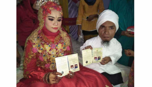 Kisah Ilon, Pria Kecil yang Nikahi Gadis Cantik SMA, Bikin Gempar Warga